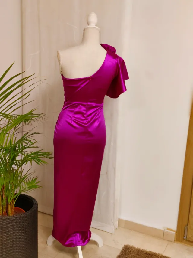 Vestido largo morado con flor