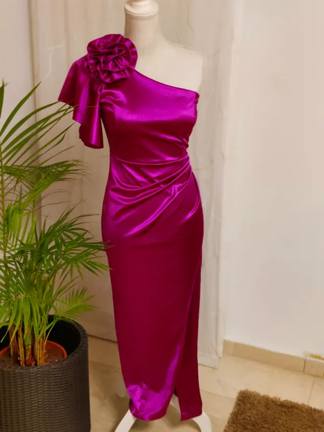 Vestido largo morado con flor