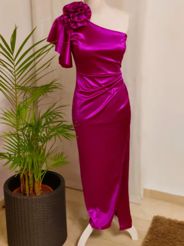 Vestido largo morado con flor