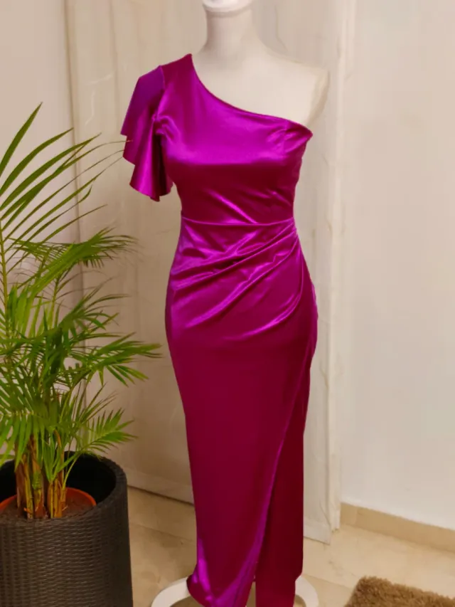Vestido largo morado con flor