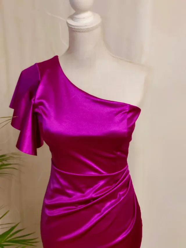 Vestido largo morado con flor