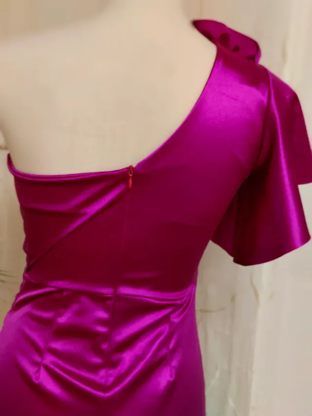 Vestido largo morado con flor