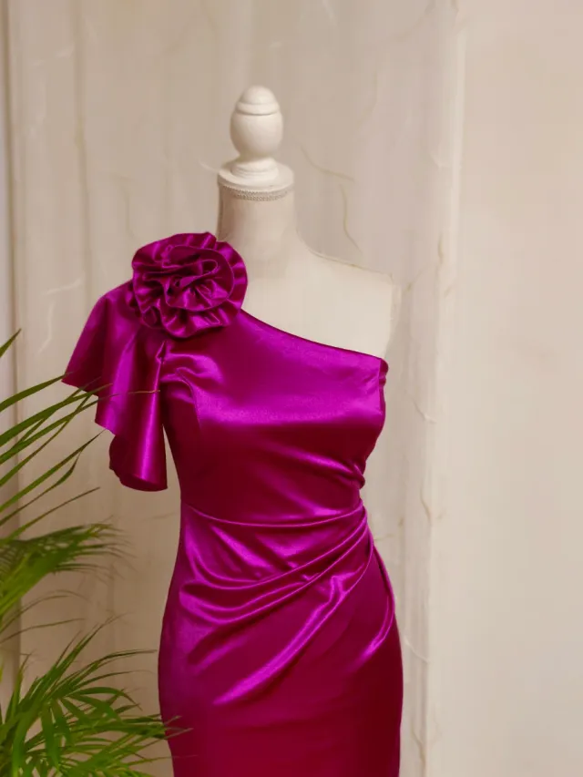 Vestido largo morado con flor