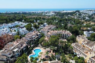 Casa adosada en venta en Nueva Andalucía centro en Marbella