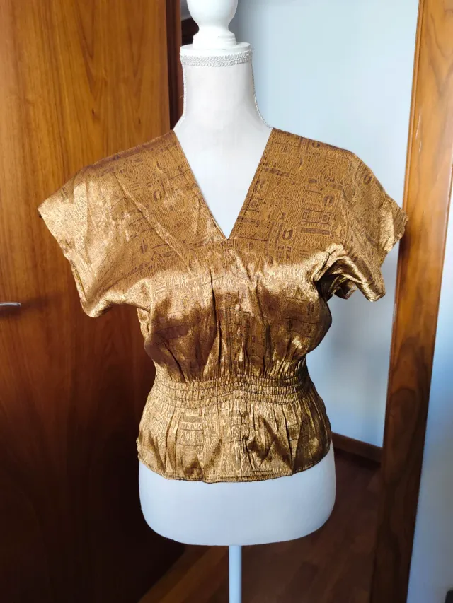 Blusa dorada con cintura elástica