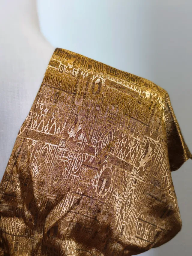 Blusa dorada con cintura elástica