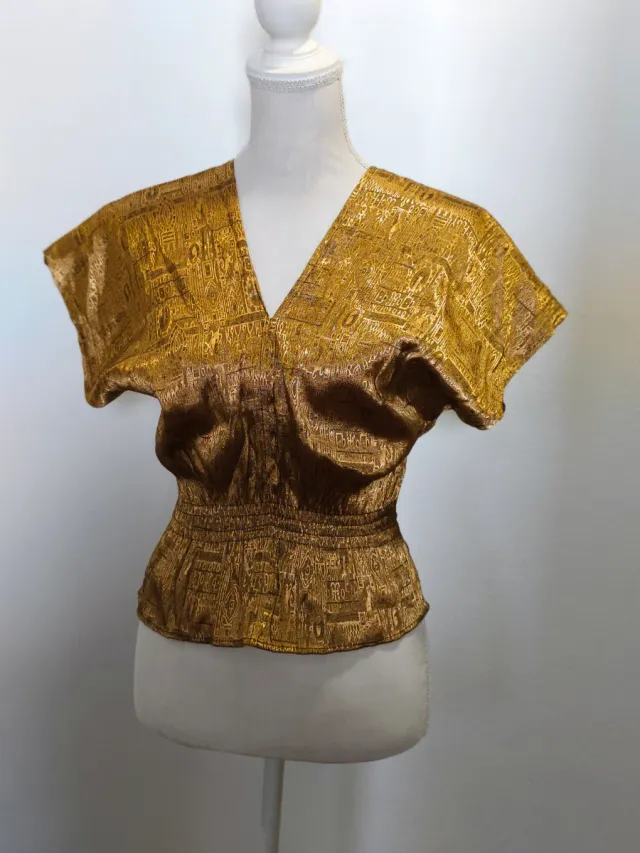 Blusa dorada con cintura elástica