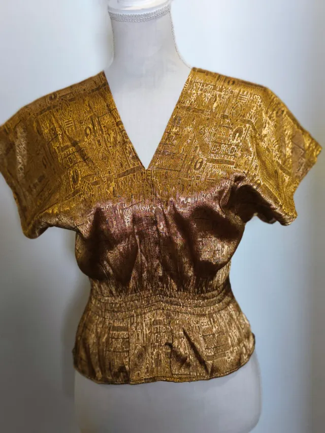 Blusa dorada con cintura elástica