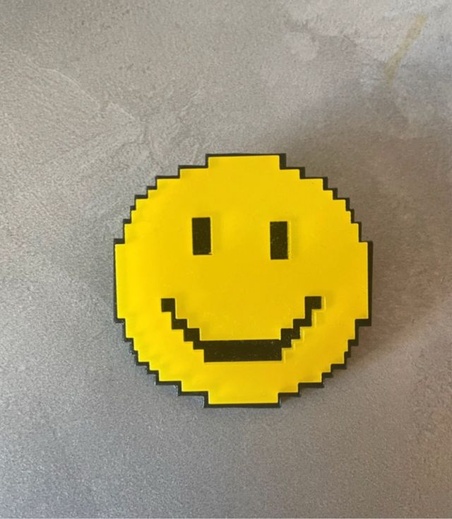 Clip cara pixelada amarilla y negra