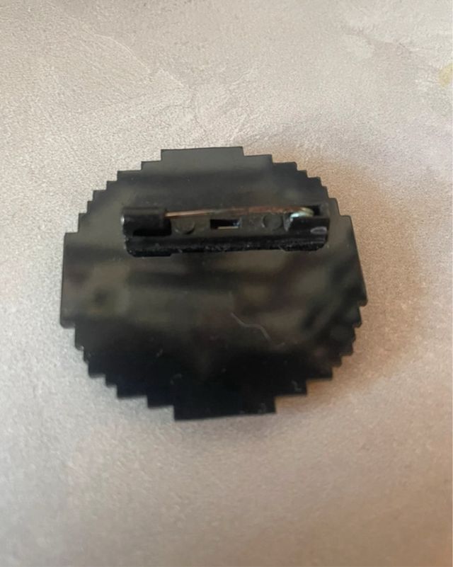 Clip cara pixelada amarilla y negra