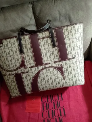 Bolso modelo Caracas en color burdeos y marrón.