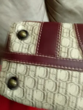 Bolso modelo Caracas en color burdeos y marrón.