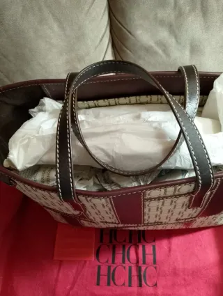 Bolso modelo Caracas en color burdeos y marrón.