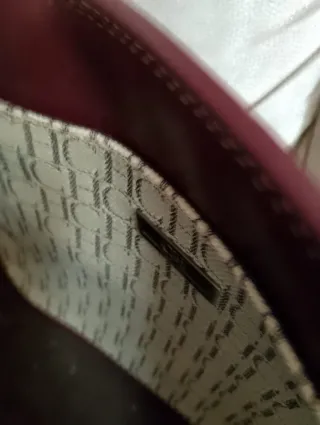 Bolso modelo Caracas en color burdeos y marrón.