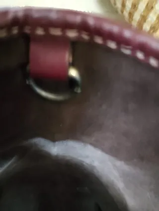 Bolso modelo Caracas en color burdeos y marrón.