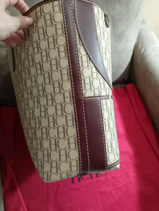 Bolso modelo Caracas en color burdeos y marrón.