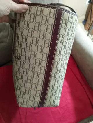 Bolso modelo Caracas en color burdeos y marrón.