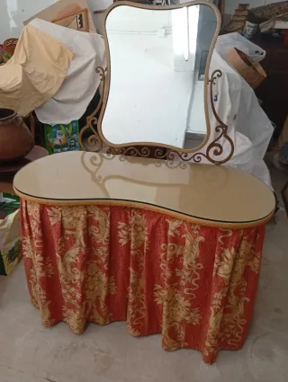 Tocador años 50 con espejo y detalles dorados