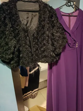Vestido y torera fiesta morado y negro.
