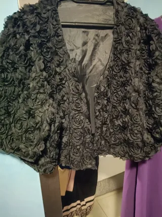 Vestido y torera fiesta morado y negro.