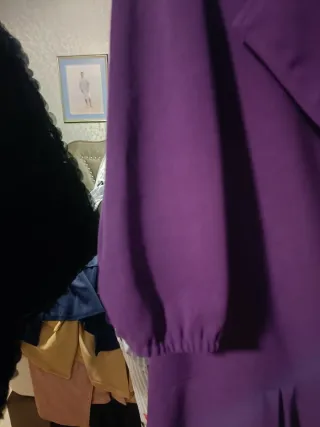 Vestido y torera fiesta morado y negro.