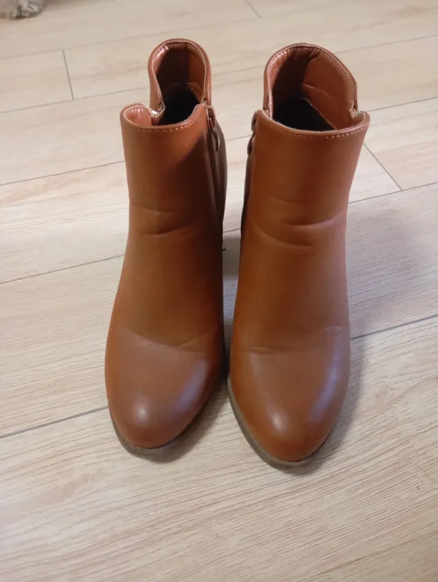 Botines tacón marrón