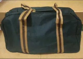 Elegante bolsa de deporte verde oscuro