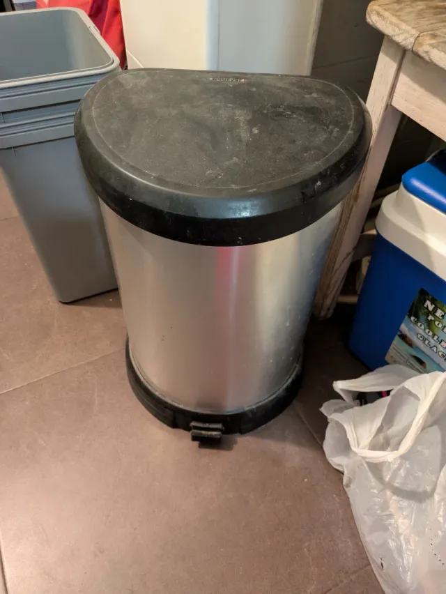 Cubo de basura metálico con tapa