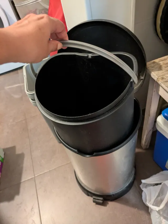 Cubo de basura metálico con tapa