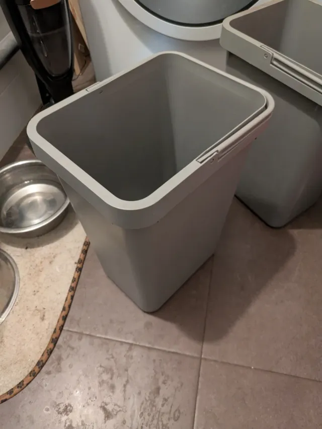 Cubo de basura gris de plástico