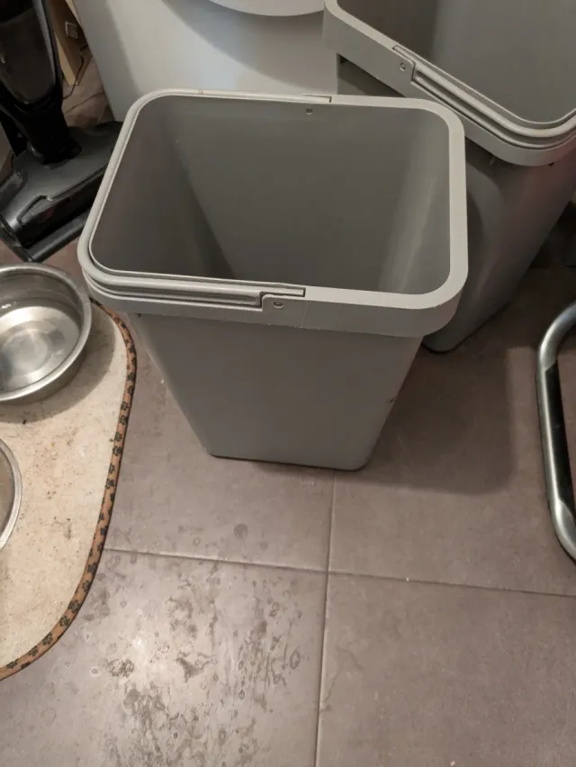 Cubo de basura gris de plástico