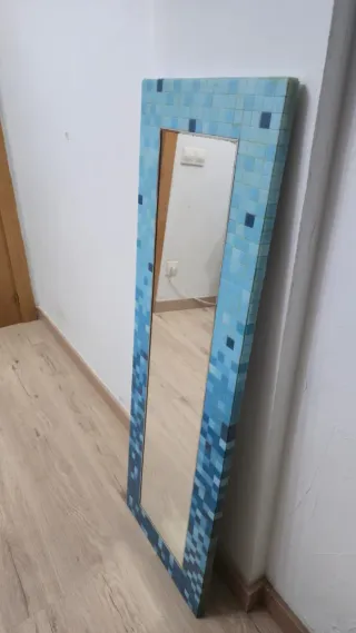 Specchio con cornice in piastrelle blu