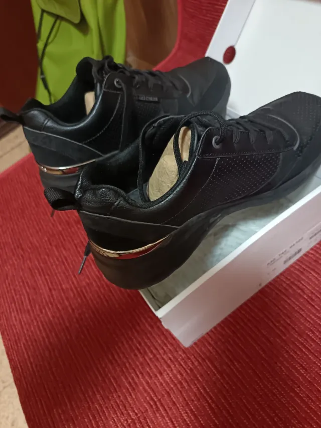 Zapatillas Skechers Negras con Detalles Dorados