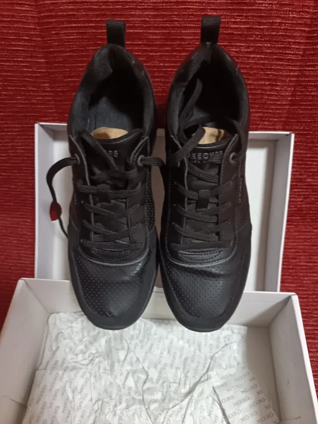 Zapatillas Skechers Negras con Detalles Dorados