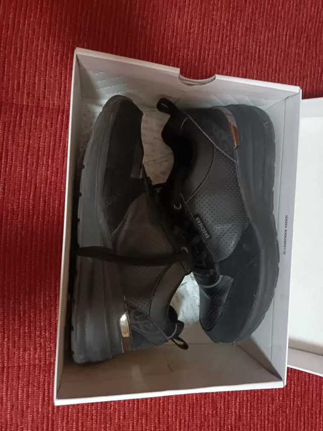 Zapatillas Skechers Negras con Detalles Dorados