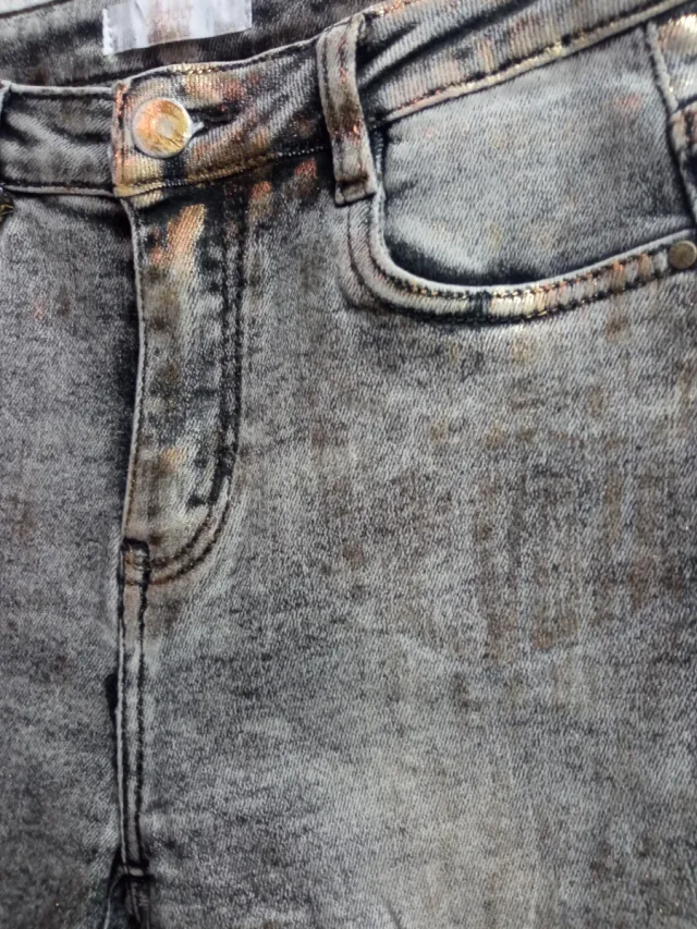 Pantalón vaquero gris con detalle dorado