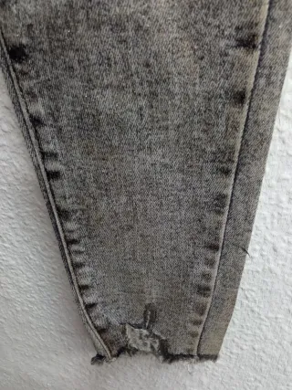 Pantalón vaquero gris con detalle dorado