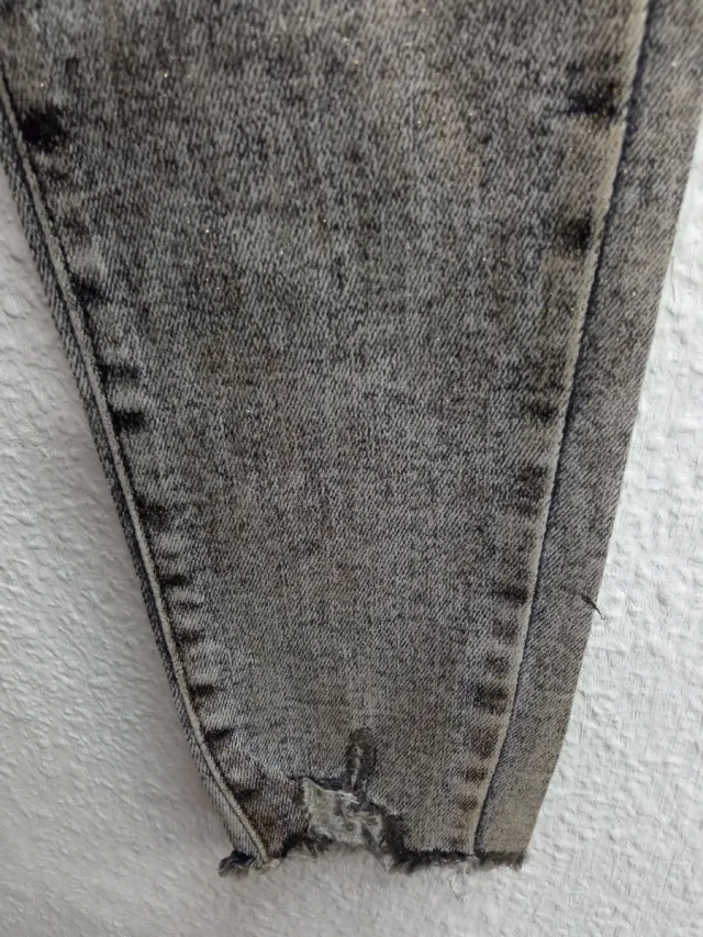 Pantalón vaquero gris con detalle dorado