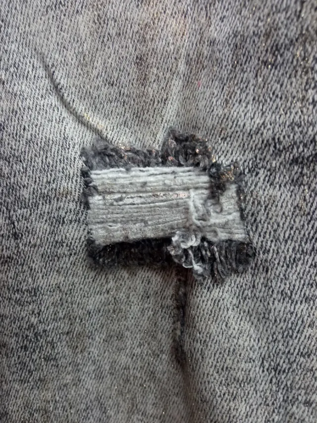 Pantalón vaquero gris con detalle dorado