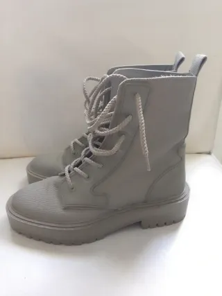 Botas grises de cordones