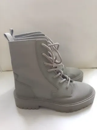 Botas grises de cordones