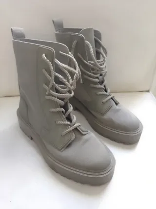 Botas grises de cordones