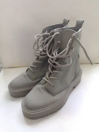 Botas grises de cordones