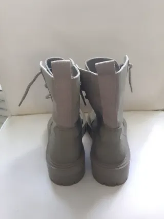 Botas grises de cordones