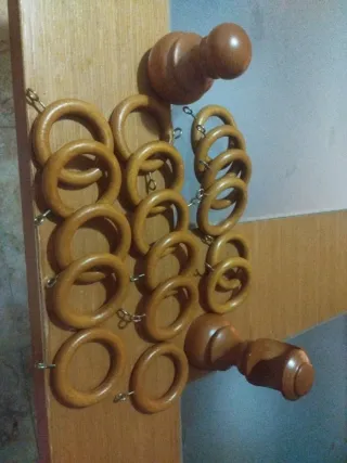 Anillas y topes de madera para cortina