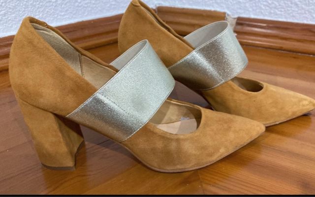 Zapatos de tacón ancho con tira dorada