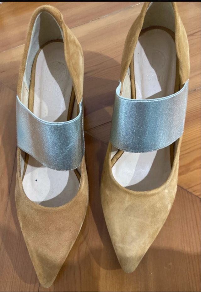 Zapatos de tacón ancho con tira dorada