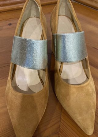 Zapatos de tacón ancho con tira dorada