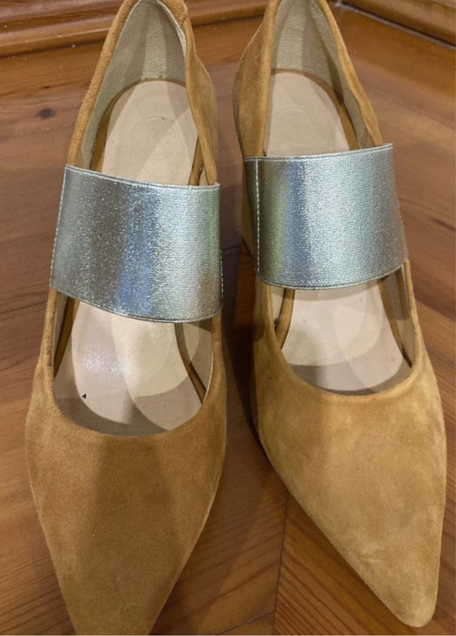 Zapatos de tacón ancho con tira dorada