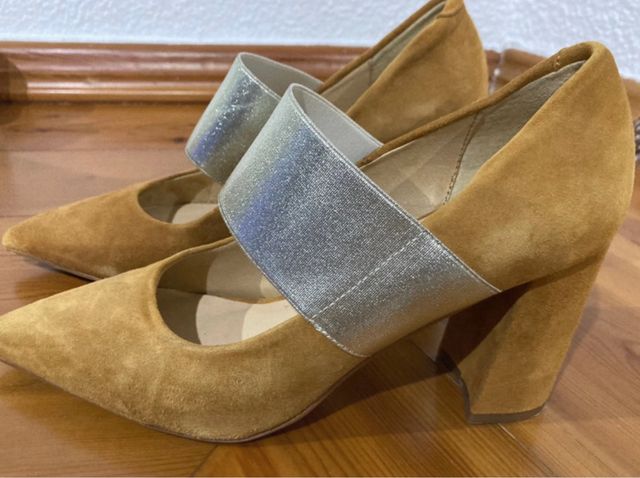 Zapatos de tacón ancho con tira dorada